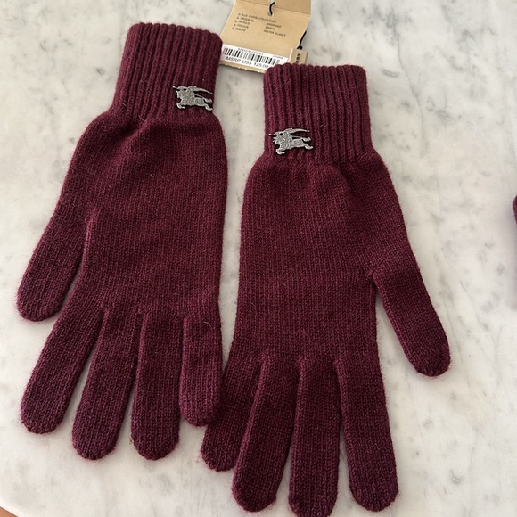 Burberry Cashmere beanie and gloves set in Claret. One size. Made in Scotland. - Picture 4 of 5